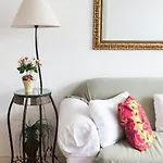 Quarto E Sala Espacoso Na Rua Dias Ferreira, Leblon